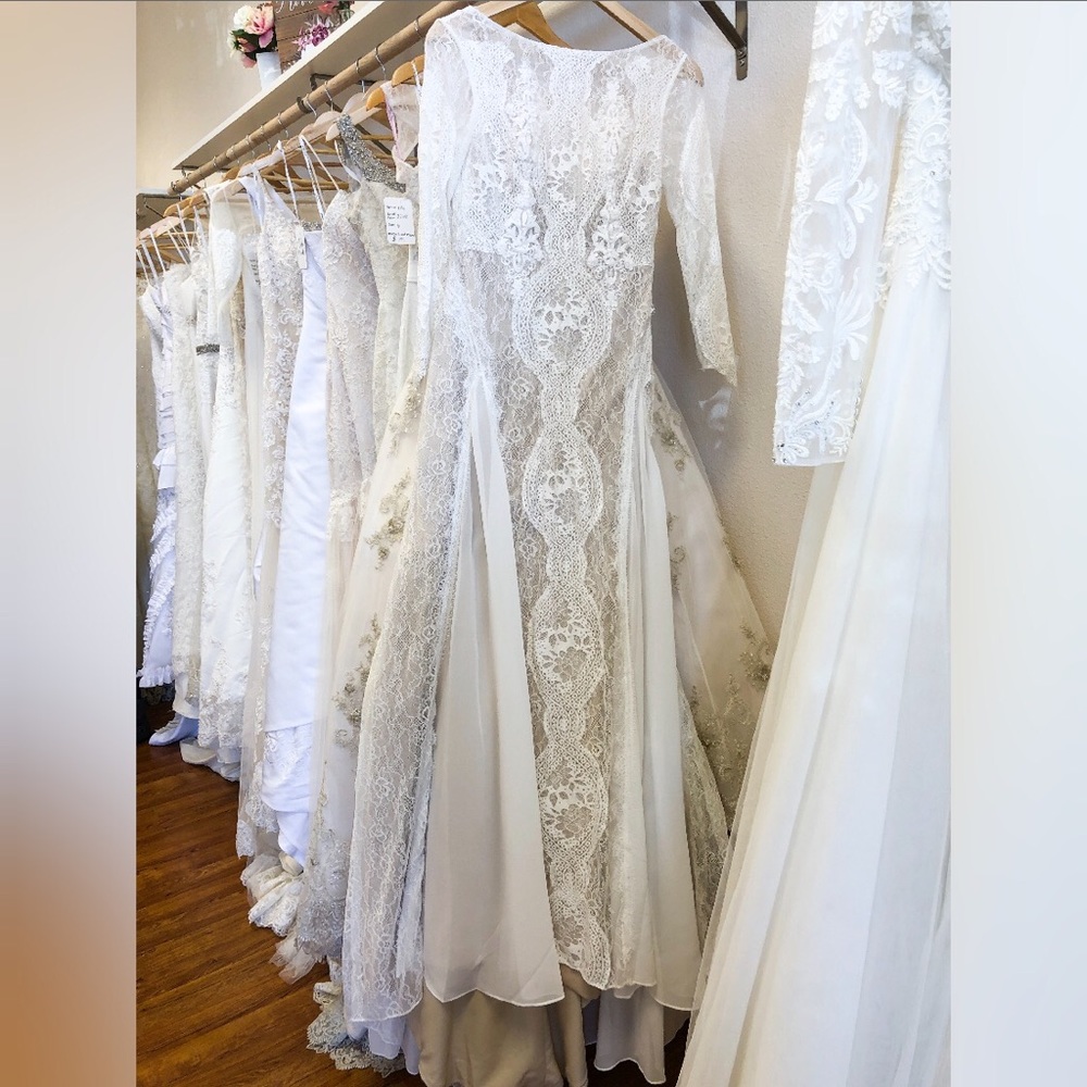 LAST ONE! Boho Long Sleeve Wedding Dress - Picture 7 of 8